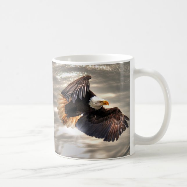 Taza De Café El águila calva norteamericana volando sobre el oc (Derecha)