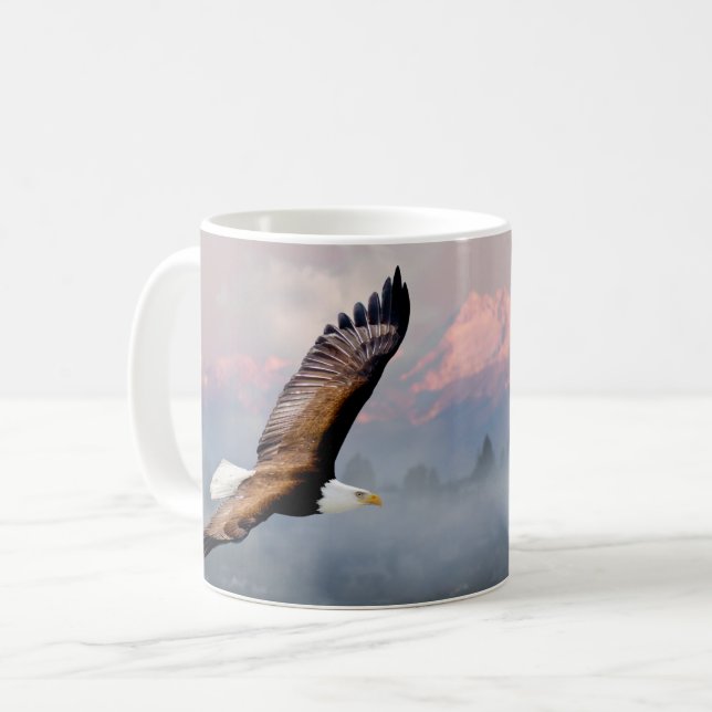 Taza De Café El águila calva se eleva sobre la vida silvestre d (Anverso izquierdo)