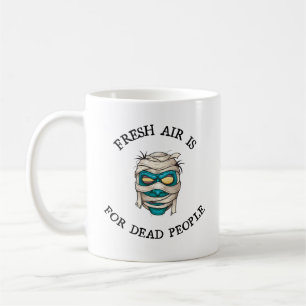 Taza De Café El aire fresco es para los muertos.