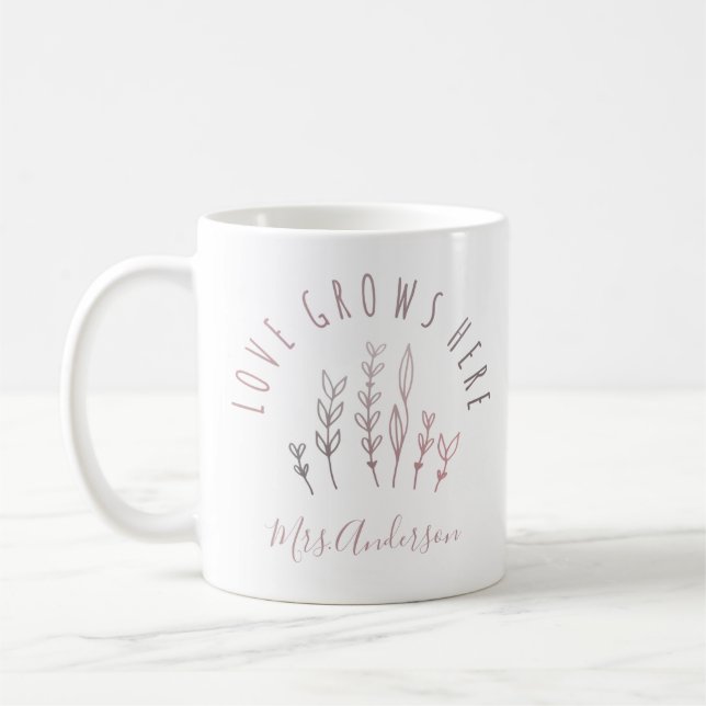Taza De Café El amor crece aquí Jardín con nombre (Izquierda)