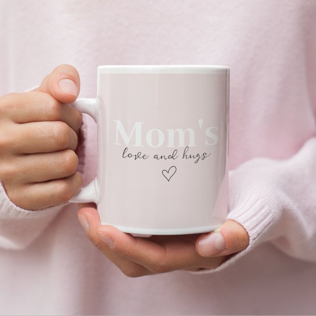 Taza De Café El amor y abrazos de mamá | Elegante Pastel Rosa (Subido por el creador)