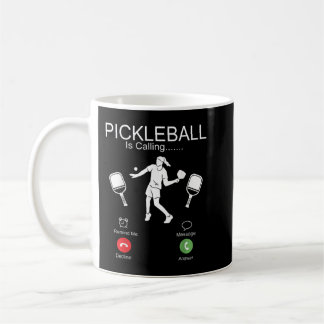 Taza De Café El baloncesto de futbol está llamando