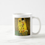 Taza De Café El beso por el arte Nouveau de Gustavo Klimt<br><div class="desc">La pintura popular del beso (amantes) del Symbolist y del artista austríacos Gustavo Klimt (1862-1918) de Nouveau del arte</div>