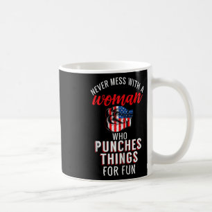 Taza De Café El Boxeo Nunca Se Mete Con Una Mujer Que Golpea Co