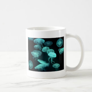 Taza De Café el brillar intensamente de los pescados de jalea