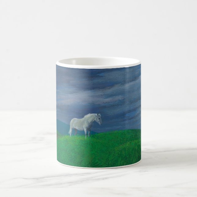 Taza De Café El caballo blanco aguarda la tormenta inminente (Centro)