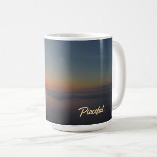 Taza De Café El café de la salida del sol sobre la niebla
