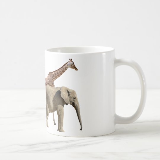 Taza De Café El caminar aislado de las jirafas y de los