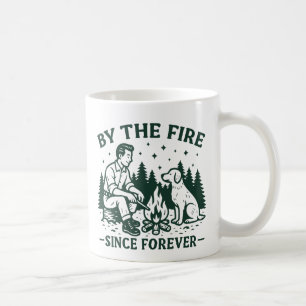 Taza De Café El campamento moderno cerca del fuego