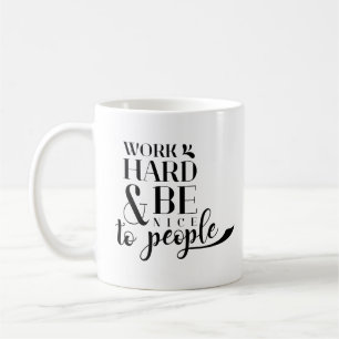 Taza De Café El compañero de trabajo cita el trabajo duro y se