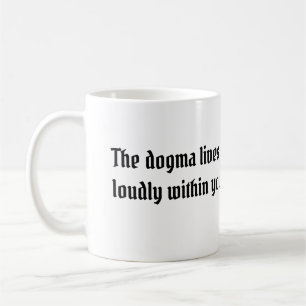 Taza De Café El dogma vive en voz alta dentro de la mano derech