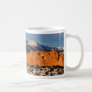 Taza De Café El elevarse sobre el monolito