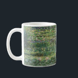 Taza De Café El estanque Water-Lily, la pintura de aceite paisa<br><div class="desc">Claude Monet, 1899, GIverny, Francia aceite sobre lienzos, en su mayoría monocromático paisaje de arte fino, pintura al óleo impresionista que representa un tranquilo estanque tranquilo lleno de nenúfares color rosa pálido y ribetes de lirios verdes, con un puente verde sobre él. Se pueden ver sauces llorosos y otros árboles...</div>