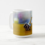 Taza De Café El feliz Hanukkah de SlipperyJoe girando a cuatro<br><div class="desc">Felices Hanukkah de SlipperyJoe adorno de cuatro caras top dreidel artístico Celebración Velas Hebreo judío Chanukah regalos decoraciones Judaísmo religión Letra hebrea Nun juguete tradicional juego adulto símbolo cultural terminar metálico brillante superficie de madera</div>