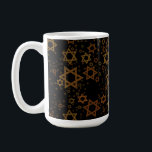 Taza De Café El feliz Hanukkah de SlipperyJoe, múltiples estrel<br><div class="desc">El Feliz Hanukkah de SlipperyJoe múltiples estrellas de David patrón artístico Celebración herencia de la identidad judía Hebreo Chanukah regalos decorativos Judaísmo símbolo significativo religión varios tamaños tonos dorados marrones atractivos visualmente diseño intrincado</div>