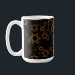 Taza De Café El feliz Hanukkah de SlipperyJoe, múltiples estrel<br><div class="desc">El Feliz Hanukkah de SlipperyJoe múltiples estrellas de David patrón artístico Celebración herencia de la identidad judía Hebreo Chanukah regalos decorativos Judaísmo símbolo significativo religión varios tamaños tonos dorados marrones atractivos visualmente diseño intrincado</div>