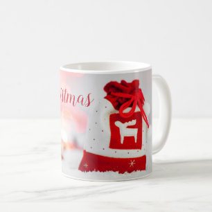 Taza De Café El fondo resplandeciente con un bello arco rojo