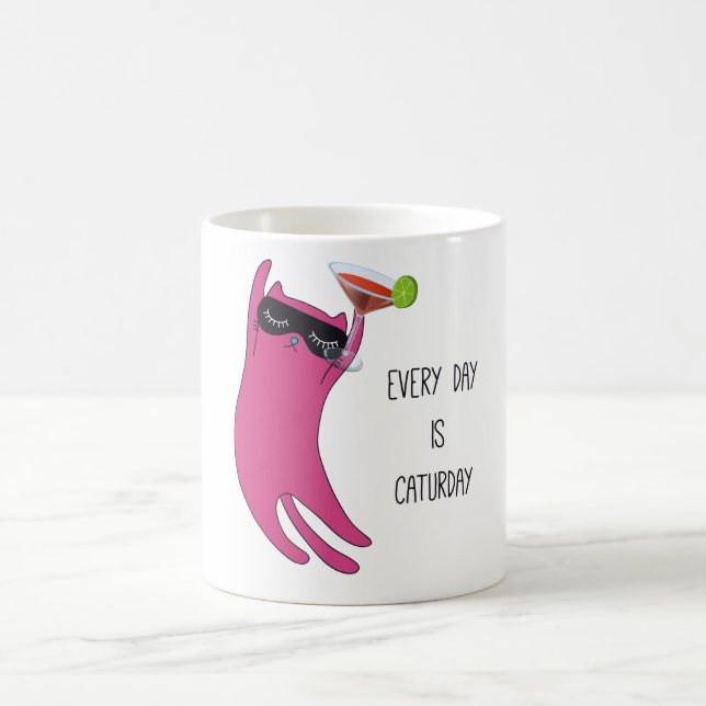 Taza De Café El gato rosado con Martini es sábado (Centro)