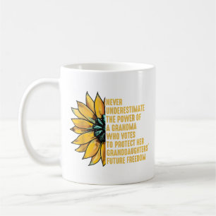 Taza De Café El girasol nunca subestima el poder de la abuela