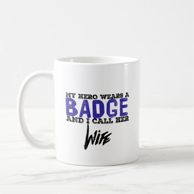 Taza De Café El héroe de la esposa lleva una insignia (Izquierda)