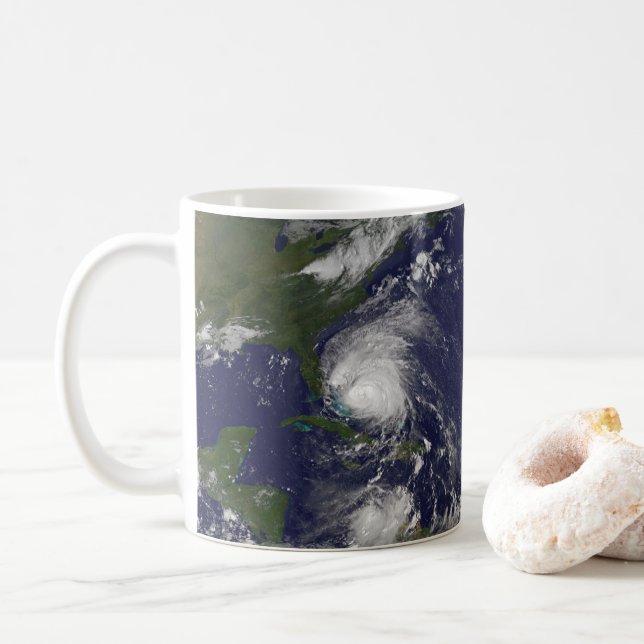 Taza De Café El Huracán Irene Se Desplaza Por Las Bahamas. (Con donut)