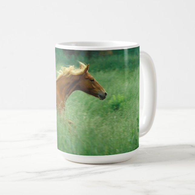 Taza De Café El joven Stallion corre por el prado (Anverso derecho)