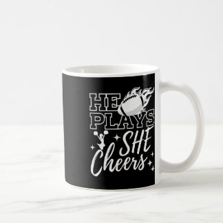Taza De Café Él Juega Ella Anima Jugador de Fútbol Americano de