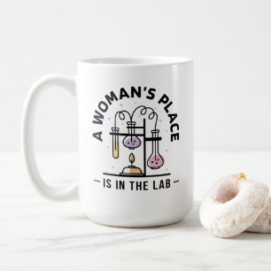 Taza De Café El lugar de una mujer está en el laboratorio: arte