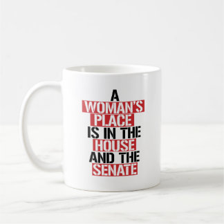 TAZA DE CAFÉ EL LUGAR DE UNA MUJER ESTÁ EN LA CASA Y EL SENADO
