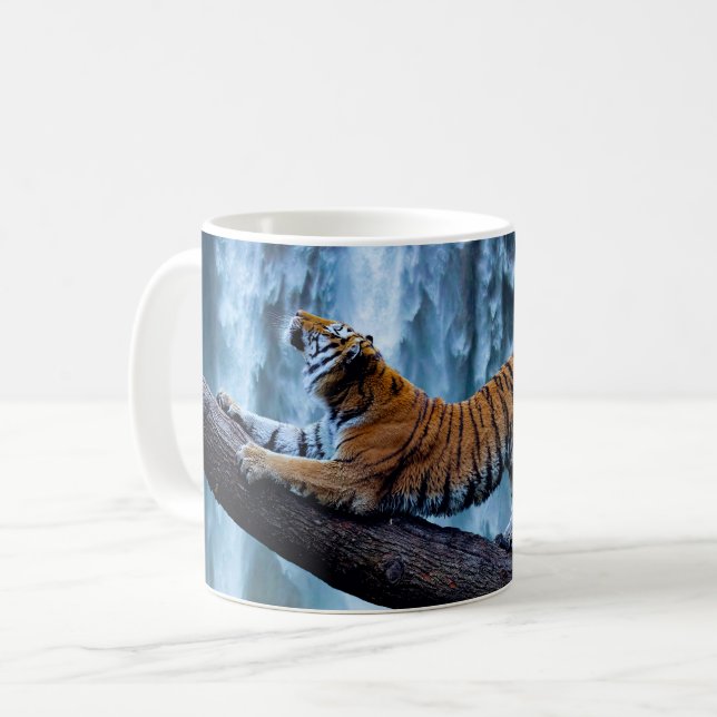 Taza De Café El majestuoso tigre descansando en una hermosa cas (Anverso izquierdo)