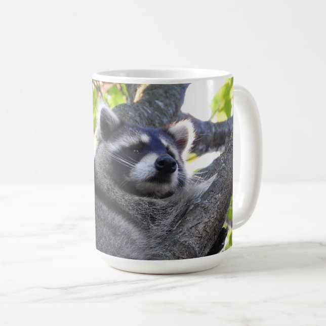 Taza De Café El mapache adorable en un árbol (Anverso derecho)