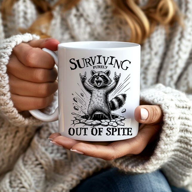 Taza De Café El mapache sarcástico sobrevive fuera de lugar (Sarcastic raccoon "Surviving purely out of spite." mug)
