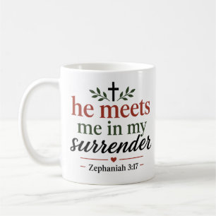Taza De Café Él Me Encuentra En Mi Rendición Consuelo Cristiano