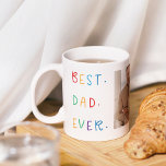 Taza De Café El mejor regalo de papá de color de la foto modern<br><div class="desc">El "Modern Collage Photo Colorful Best Dad Ever Gift" es un regalo personalizado y único para cualquier padre que merezca ser celebrado. El regalo es una foto de collage hecha de varias imágenes individuales que han sido cuidadosamente dispuestas para crear un diseño impresionante y llamativo. El regalo es una gran...</div>