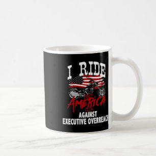 Taza De Café El motociclista anti Trump resiste a la sobreracci