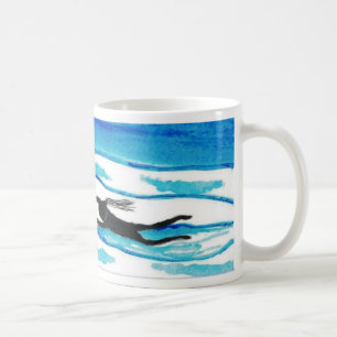 Taza De Café El nadar alrededor de la taza. Agua y cielo