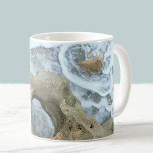 Taza De Café El océano que sopla las rocas que se agitan en Flo