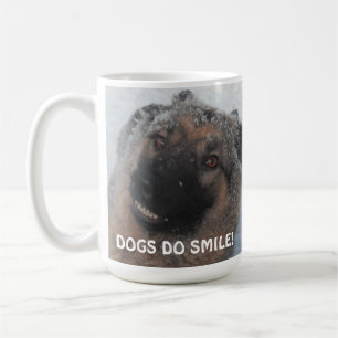 Taza De Café El Pastor Alemán Mug En La Nieve Sonriendo