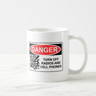 TAZA DE CAFÉ EL PELIGRO APAGA RADIOS Y LOS TELÉFONOS CELULARES