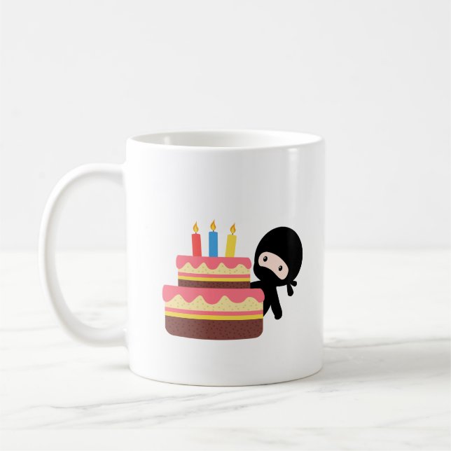 Taza De Café El pequeño Ninja detrás del pastel de cumpleaños (Izquierda)