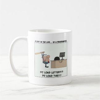 Taza De Café El programador enojado golpea el ordenador