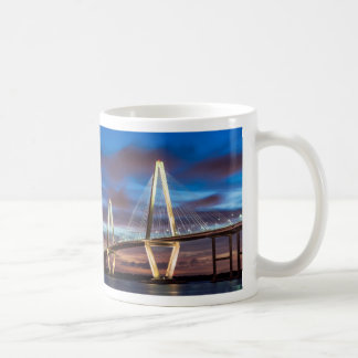 Taza De Café El puente Arthur Ravenal de noche