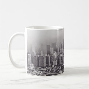 TAZA DE CAFÉ EL PUENTE BROOKLYN DE NUEVA YORK UN DÍA FOGGY