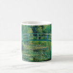 Taza De Café El puente japonés (estanque de Lily-Agua), Monet<br><div class="desc">Oscar-Claude Monet (14 de noviembre de 1840 a 5 de diciembre de 1926) fue un pintor francés, fundador de la pintura impresionista francesa y el profesional más consistente y prolífico de la filosofía del movimiento de expresar las propias percepciones ante la naturaleza, especialmente en lo que se refiere a la...</div>