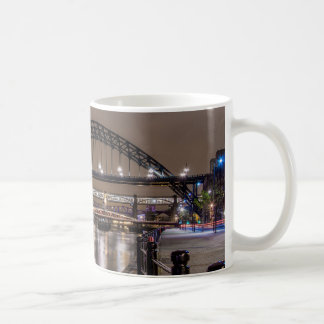 Taza De Café El puente Tyne de noche