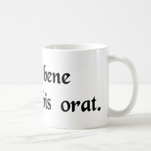 Taza De Café Él que canta bien, ruega dos veces