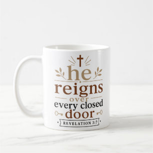 Taza De Café Él Reina Sobre Cada Puerta Cerrada Cita Cristiana