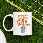 Taza De Café El rey del gráfico de la parrilla<br><div class="desc">¿Hay algún tipo en tu vida que esté obsesionado con la barbacoa y la comida a la parrilla? Puede que sea el Rey del Grill. Hágale saber cuánto aprecias sus habilidades culinarias con este divertido tazón de café. La letra manual explica el mensaje del REY DE LA GRILL con mi...</div>