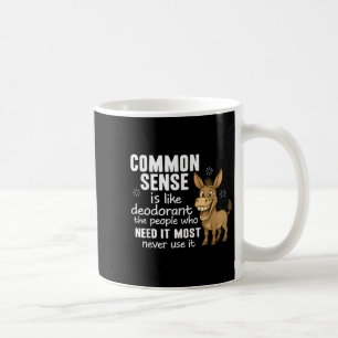 Taza De Café El sentido común es como el desodorante Las person