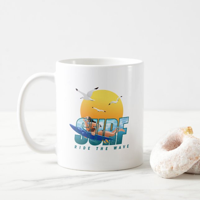 Taza De Café El surfista avanza por la ola | (F) Clásico Mug #1 (Con donut)